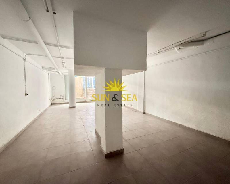 1 soveværelse Erhverv til leje i Torrevieja - € 1.300 (Ref: 9553161)