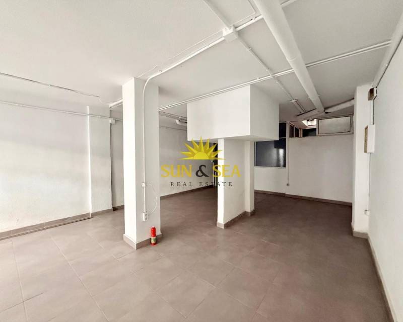 1 soveværelse Erhverv til leje i Torrevieja - € 1.300 (Ref: 9553161)