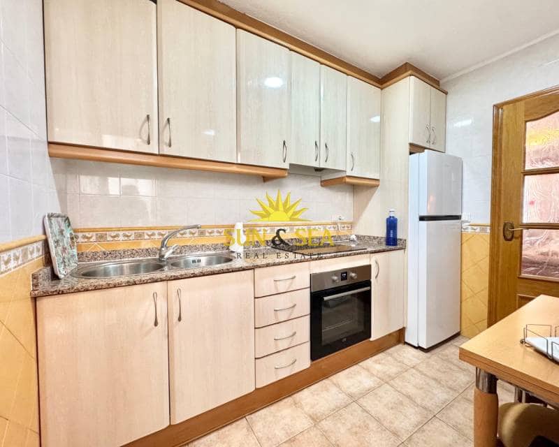 3 soverom Leilighet til leie i Torrevieja med svømmebasseng - € 900 (Ref: 9590357)