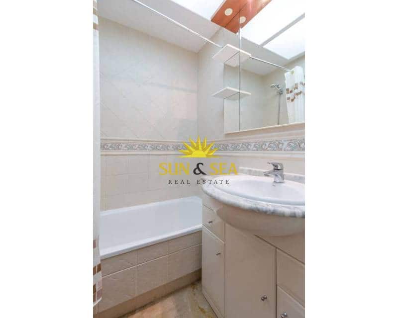 Appartement de 2 chambres à louer à Guardamar del Segura avec piscine garage - 1 100 € (Ref: 9592083)