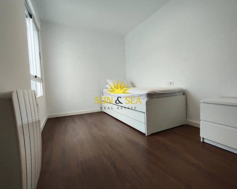 3 soveværelse Penthouse til leje i Torrevieja med garage - € 1.200 (Ref: 9593223)