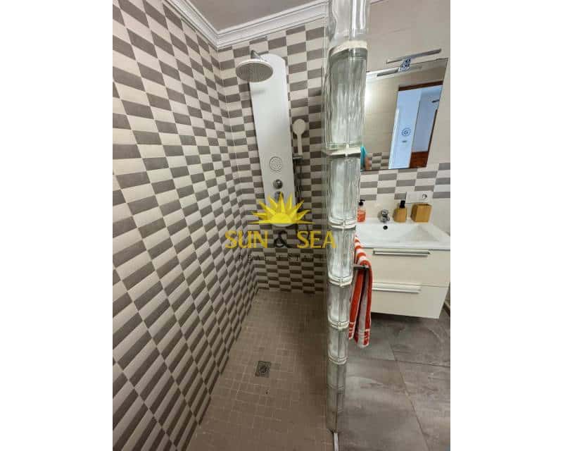 Apartamento de 5 habitaciones en Torrevieja en alquiler con piscina - 1.200 € (Ref: 9593225)