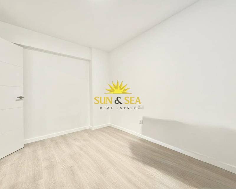 1 soveværelse Lejlighed til leje i El Campello - € 950 (Ref: 9610496)