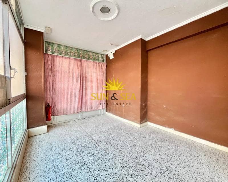 1 camera da letto Commerciale in vendita in Torrevieja con piscina - 150.000 € (Rif: 9626901)