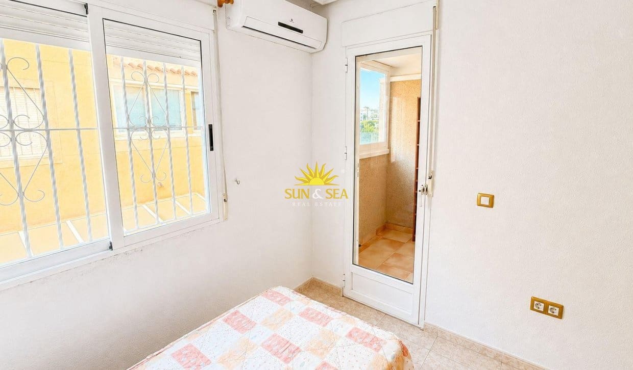 3 soveværelse Villa til salg i Orihuela Costa med swimmingpool garage - € 240.000 (Ref: 9630572)