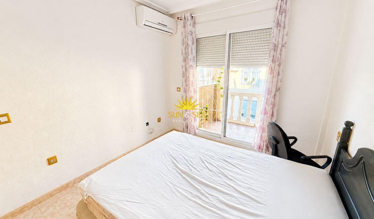 3 soveværelse Villa til salg i Orihuela Costa med swimmingpool garage - € 240.000 (Ref: 9630572)