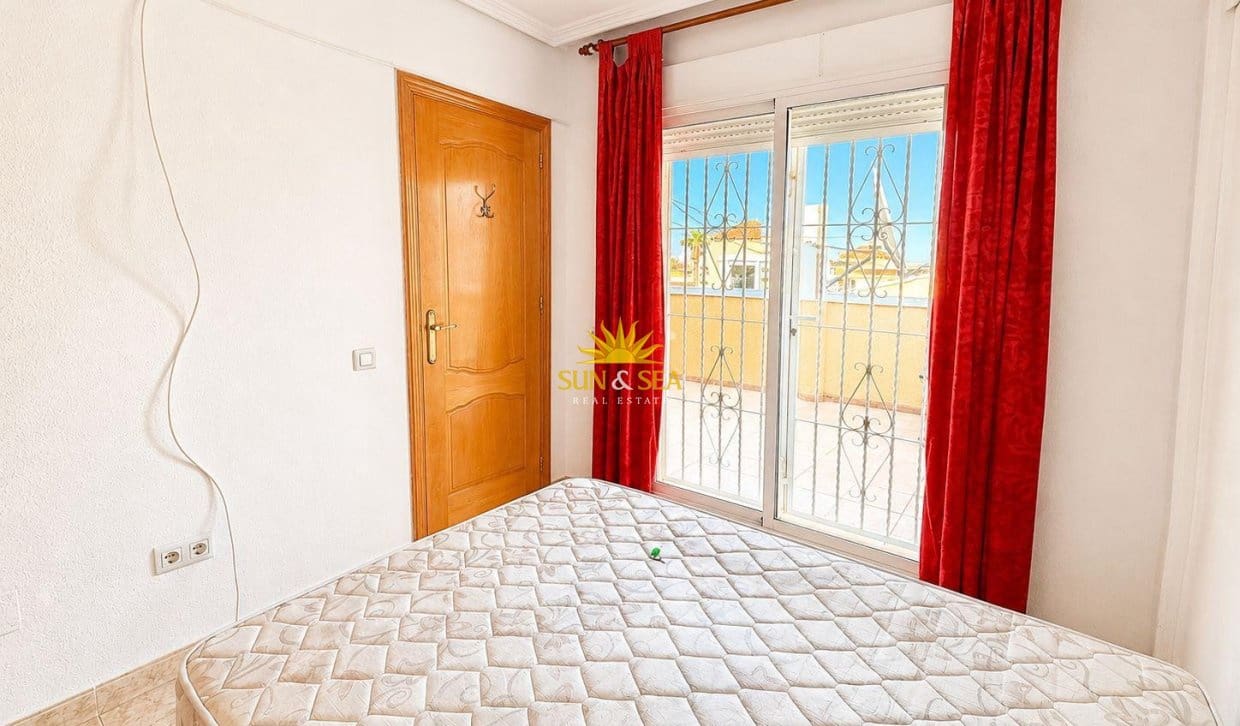 3 soveværelse Villa til salg i Orihuela Costa med swimmingpool garage - € 240.000 (Ref: 9630572)