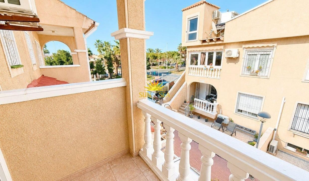 3 soveværelse Villa til salg i Orihuela Costa med swimmingpool garage - € 240.000 (Ref: 9630572)