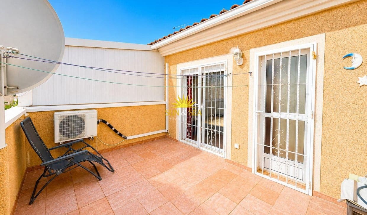 3 soveværelse Villa til salg i Orihuela Costa med swimmingpool garage - € 240.000 (Ref: 9630572)