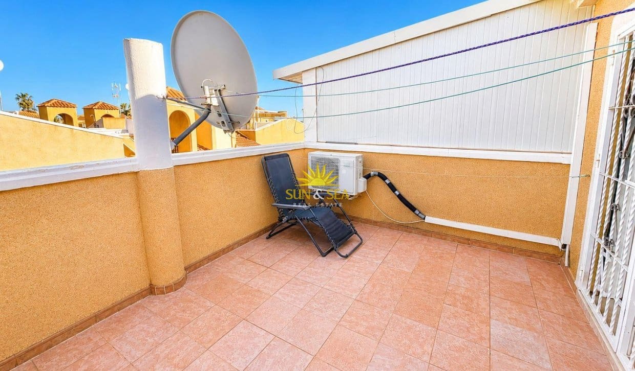 3 soveværelse Villa til salg i Orihuela Costa med swimmingpool garage - € 240.000 (Ref: 9630572)