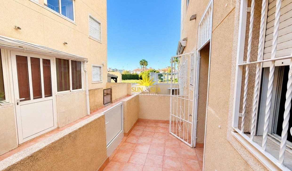 3 soveværelse Villa til salg i Orihuela Costa med swimmingpool garage - € 240.000 (Ref: 9630572)