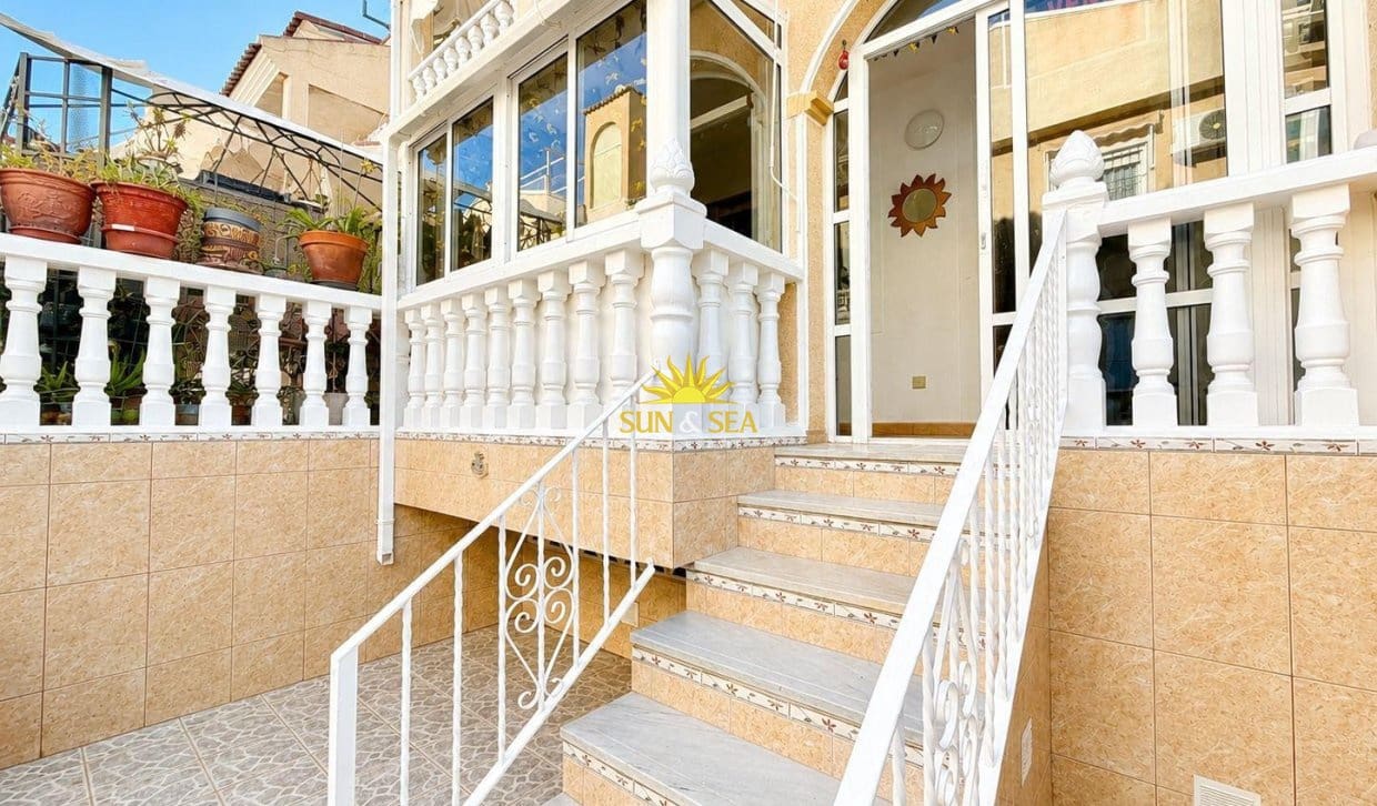 3 soveværelse Villa til salg i Orihuela Costa med swimmingpool garage - € 240.000 (Ref: 9630572)