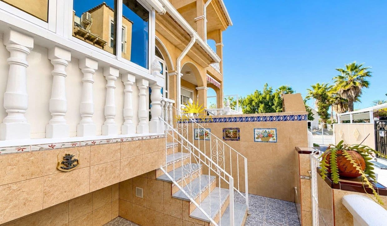 3 soveværelse Villa til salg i Orihuela Costa med swimmingpool garage - € 240.000 (Ref: 9630572)