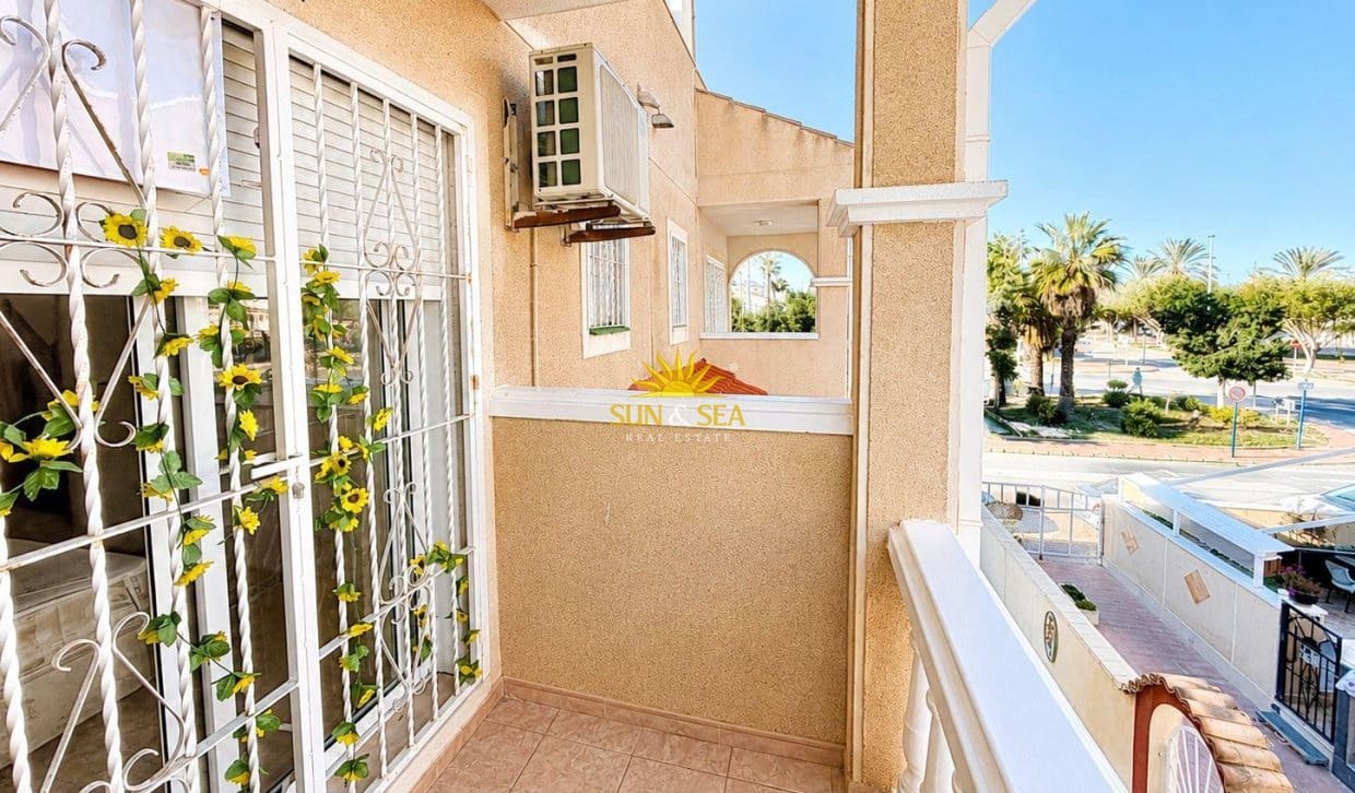 3 soveværelse Villa til salg i Orihuela Costa med swimmingpool garage - € 240.000 (Ref: 9630572)
