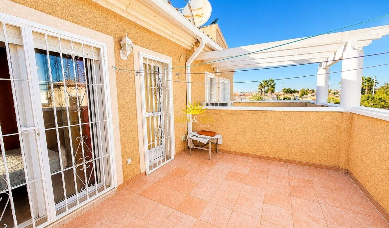 3 soveværelse Villa til salg i Orihuela Costa med swimmingpool garage - € 240.000 (Ref: 9630572)