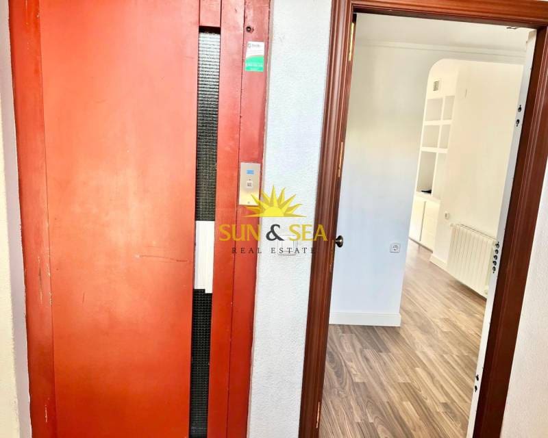 3 soverom Leilighet til leie i Alicante by med svømmebasseng garasje - € 1 600 (Ref: 9631458)