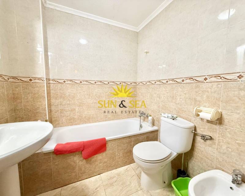 2 sovrum Lägenhet att hyra i Torrevieja - 850 € (Ref: 9650832)