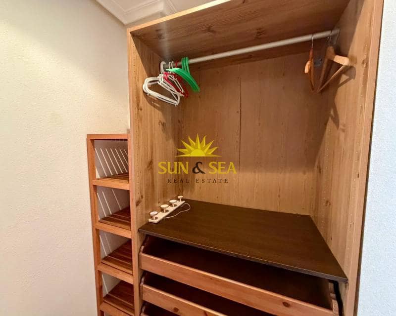 2 slaapkamer Appartement te huur in Torrevieja met garage - € 900 (Ref: 9665536)