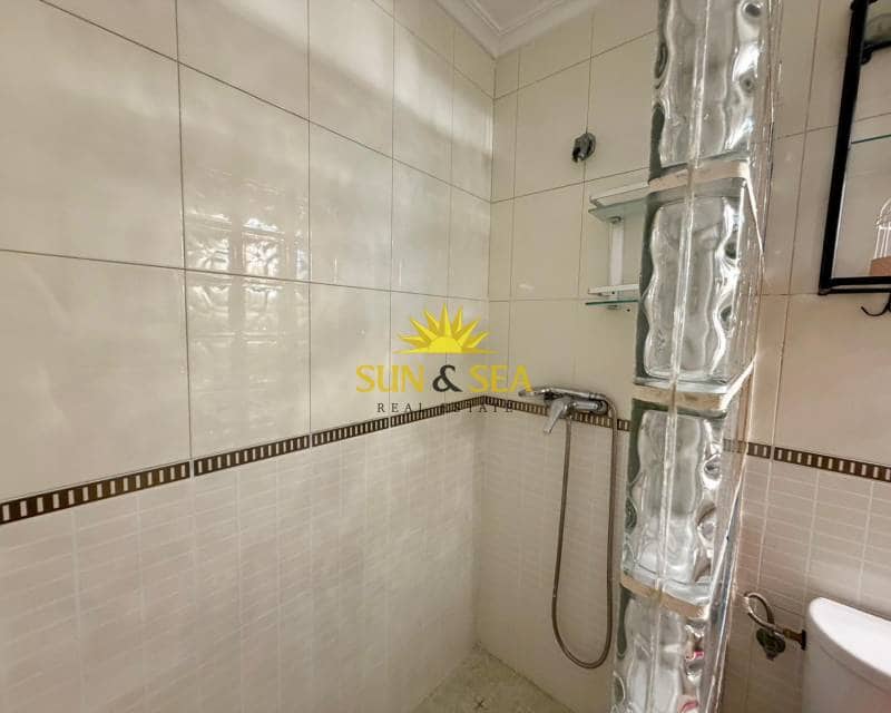 2 slaapkamer Appartement te huur in Torrevieja met garage - € 900 (Ref: 9665536)