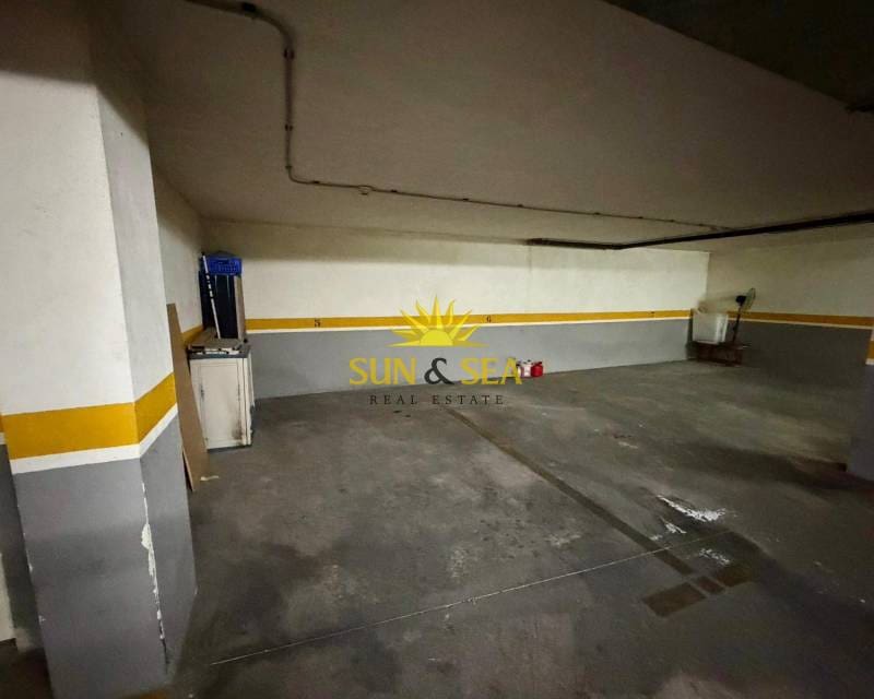 2 slaapkamer Appartement te huur in Torrevieja met garage - € 900 (Ref: 9665536)