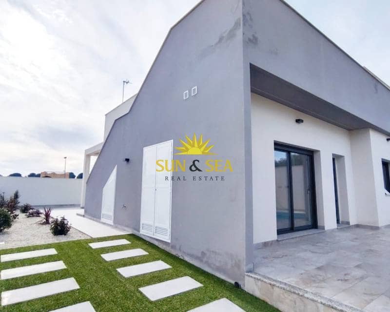 3 slaapkamer Villa te koop in Pinar de Campoverde met zwembad garage - € 422.500 (Ref: 9679351)