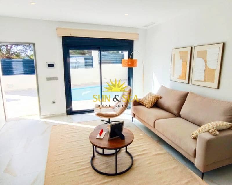 3 slaapkamer Villa te koop in Pinar de Campoverde met zwembad garage - € 422.500 (Ref: 9679351)