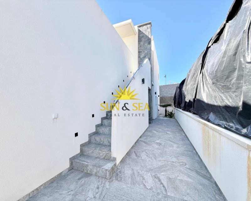 3 bedroom Villa for rent in Benijofar with pool - € 4,000 (Ref: 9687527)