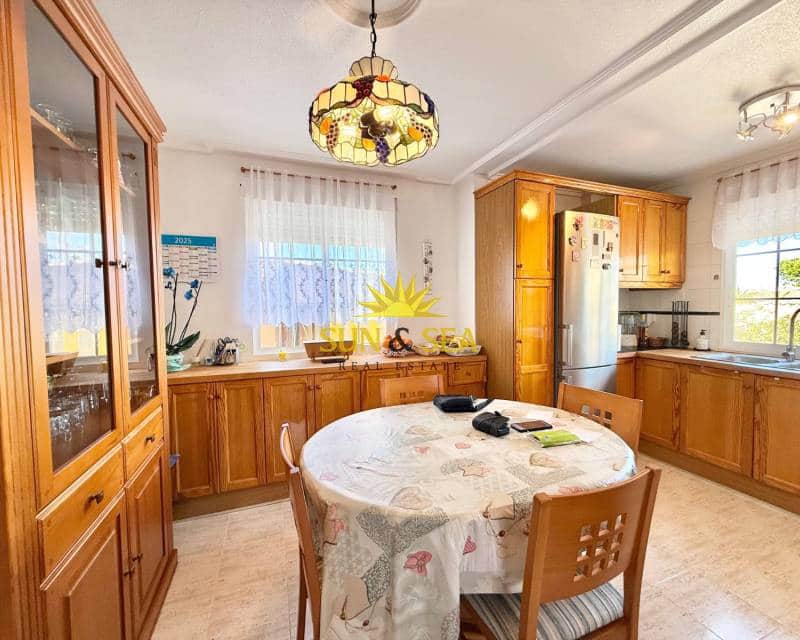 4 makuuhuone Huvila myytävänä paikassa Torrevieja mukana uima-altaan 
autotalli - 400 000 € (Ref: 9688592)