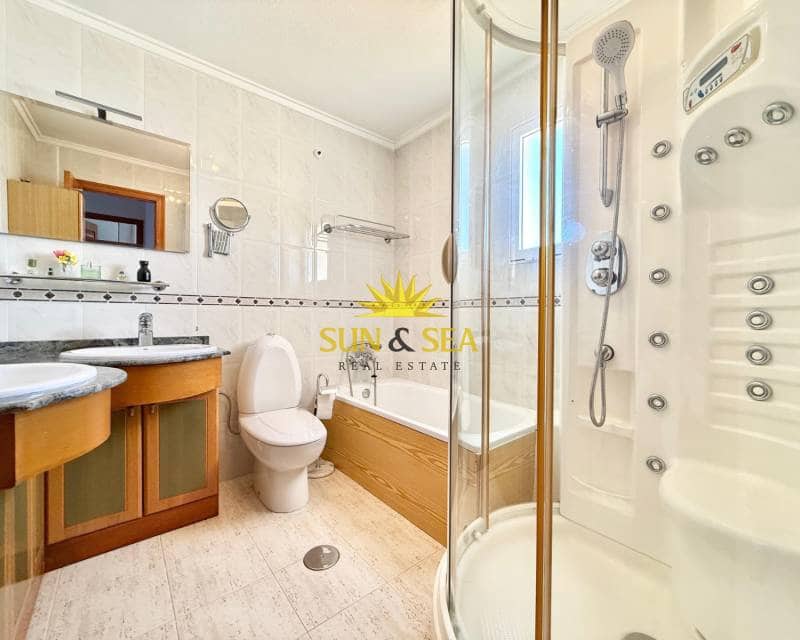 4 makuuhuone Huvila myytävänä paikassa Torrevieja mukana uima-altaan 
autotalli - 400 000 € (Ref: 9688592)