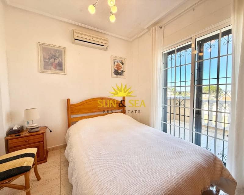 4 makuuhuone Huvila myytävänä paikassa Torrevieja mukana uima-altaan 
autotalli - 400 000 € (Ref: 9688592)