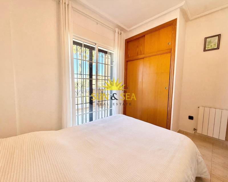 4 makuuhuone Huvila myytävänä paikassa Torrevieja mukana uima-altaan 
autotalli - 400 000 € (Ref: 9688592)