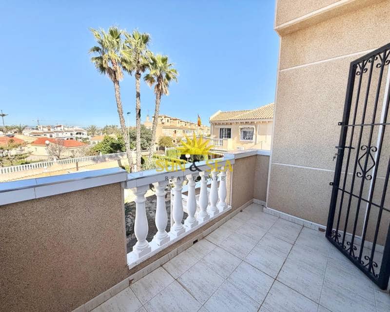 4 makuuhuone Huvila myytävänä paikassa Torrevieja mukana uima-altaan 
autotalli - 400 000 € (Ref: 9688592)