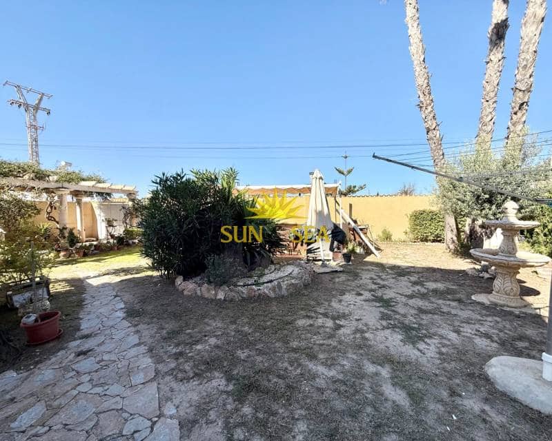 4 makuuhuone Huvila myytävänä paikassa Torrevieja mukana uima-altaan 
autotalli - 400 000 € (Ref: 9688592)