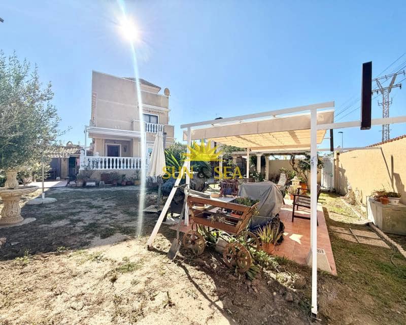 4 makuuhuone Huvila myytävänä paikassa Torrevieja mukana uima-altaan 
autotalli - 400 000 € (Ref: 9688592)