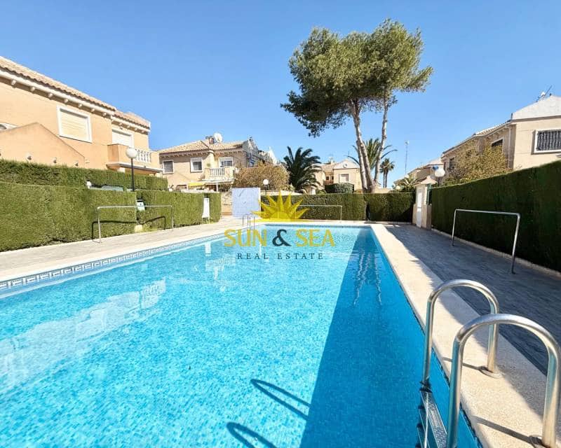 4 makuuhuone Huvila myytävänä paikassa Torrevieja mukana uima-altaan 
autotalli - 400 000 € (Ref: 9688592)