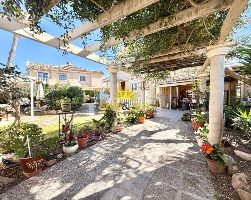 4 makuuhuone Huvila myytävänä paikassa Torrevieja mukana uima-altaan 
autotalli - 400 000 € (Ref: 9688592)