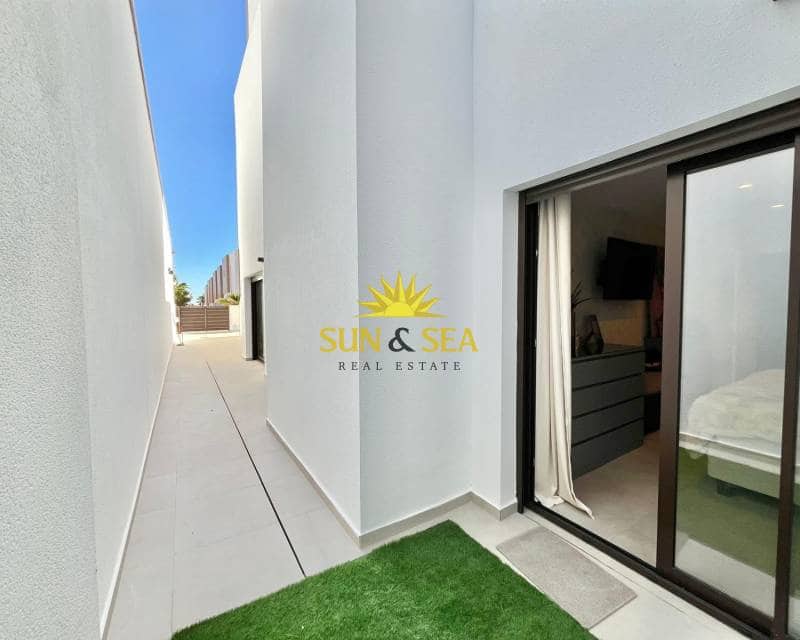 5 bedroom Villa for sale in Algorfa with pool garage - € 799,000 (Ref: 9694242)