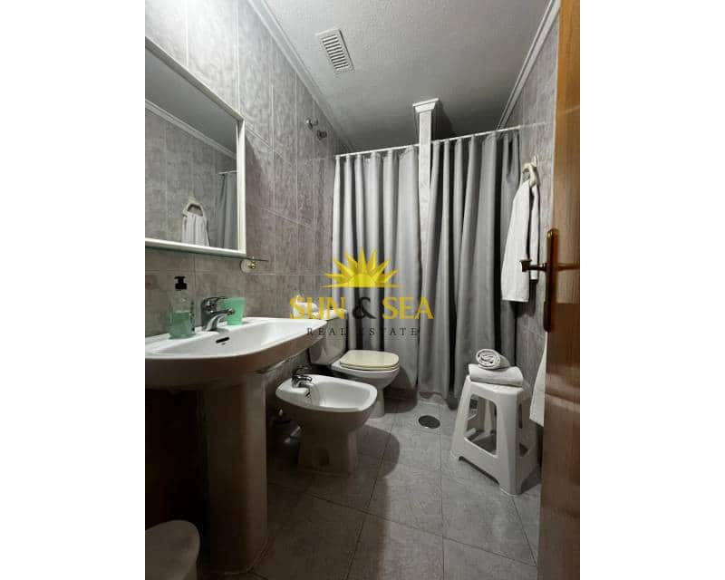 2 bedroom Penthouse for rent in Torrevieja with pool - € 750 (Ref: 9713877)