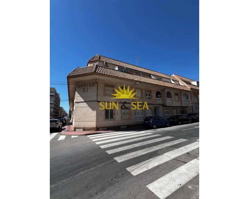 2 bedroom Penthouse for rent in Torrevieja with pool - € 750 (Ref: 9713877)