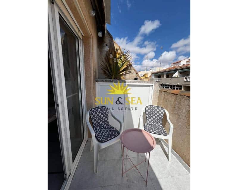 2 bedroom Penthouse for rent in Torrevieja with pool - € 750 (Ref: 9713877)