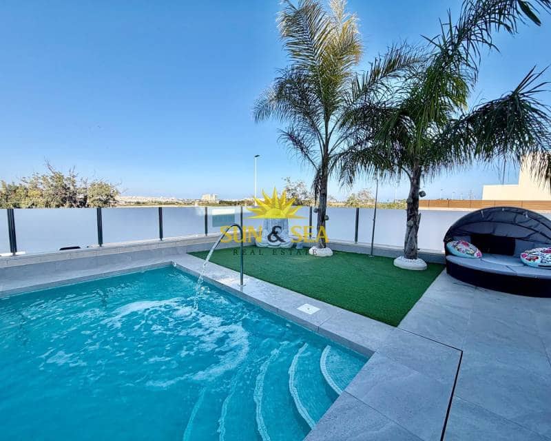 3 bedroom Villa for sale in Torrevieja with pool garage - € 650,000 (Ref: 9715652)