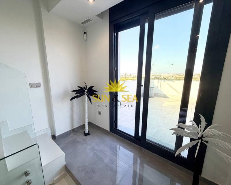 3 bedroom Villa for sale in Torrevieja with pool garage - € 650,000 (Ref: 9715652)