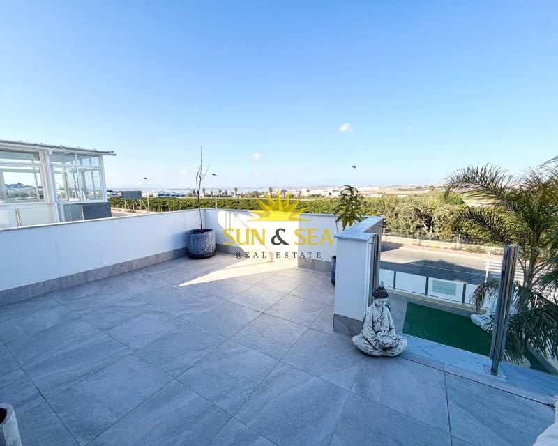 3 bedroom Villa for sale in Torrevieja with pool garage - € 650,000 (Ref: 9715652)