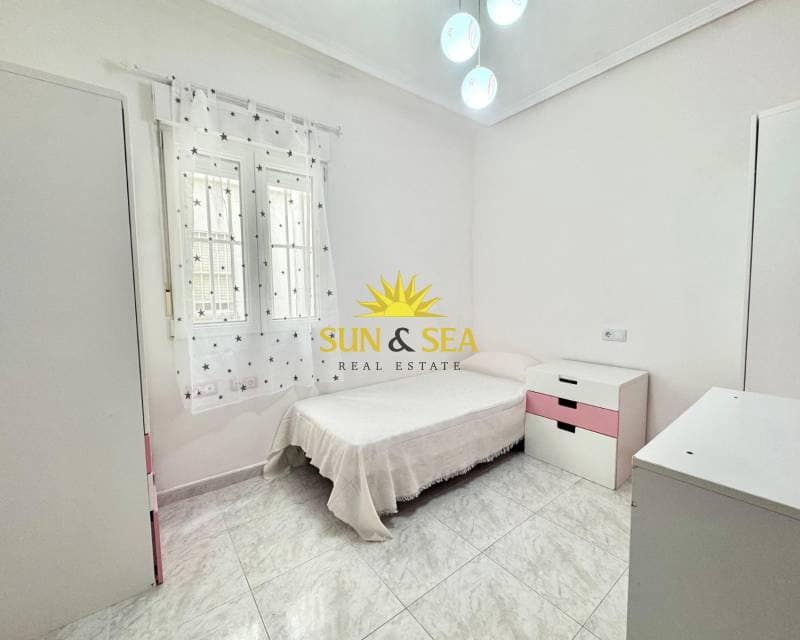 2 bedroom Apartment for rent in Torrevieja with garage - € 900 (Ref: 9753754)