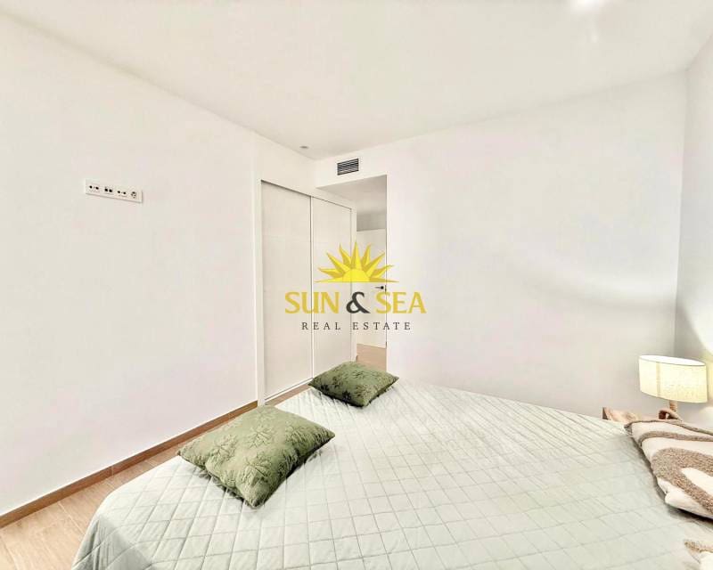 2 bedroom Apartment for rent in Torrevieja with pool - € 1,300 (Ref: 9756727)