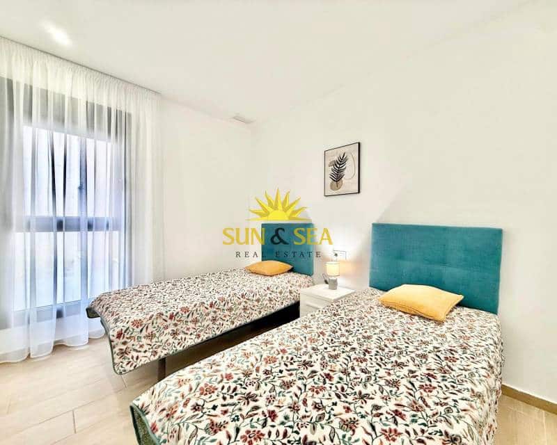 2 bedroom Apartment for rent in Torrevieja with pool - € 1,300 (Ref: 9756727)