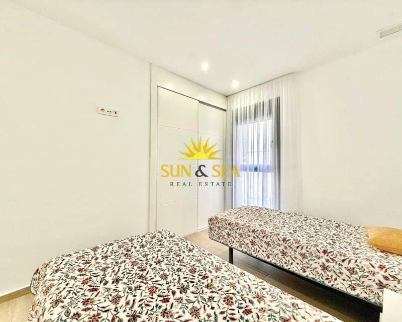 2 bedroom Apartment for rent in Torrevieja with pool - € 1,300 (Ref: 9756727)