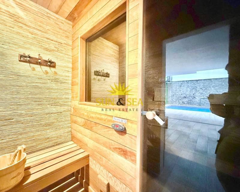 2 bedroom Apartment for rent in Torrevieja with pool - € 1,300 (Ref: 9756727)