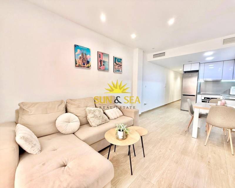 2 bedroom Apartment for rent in Torrevieja with pool - € 1,300 (Ref: 9756727)