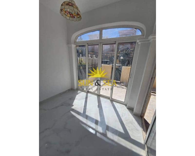 3 camera da letto Casa in vendita in Torrevieja con piscina - 194.900 € (Rif: 9758154)